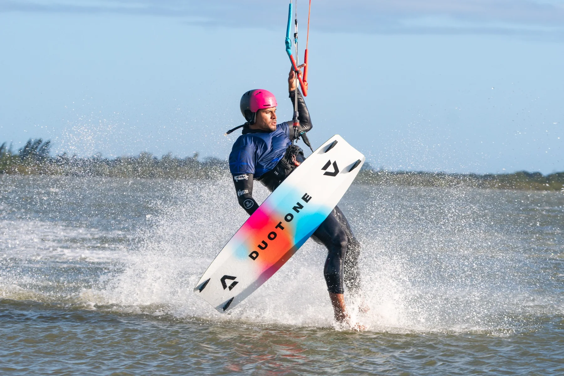 Raul praticando kitesurf sobre a água