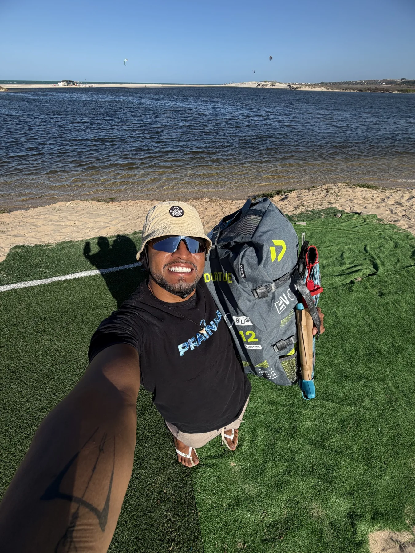 Raul na praia com equipamento de kitesurf