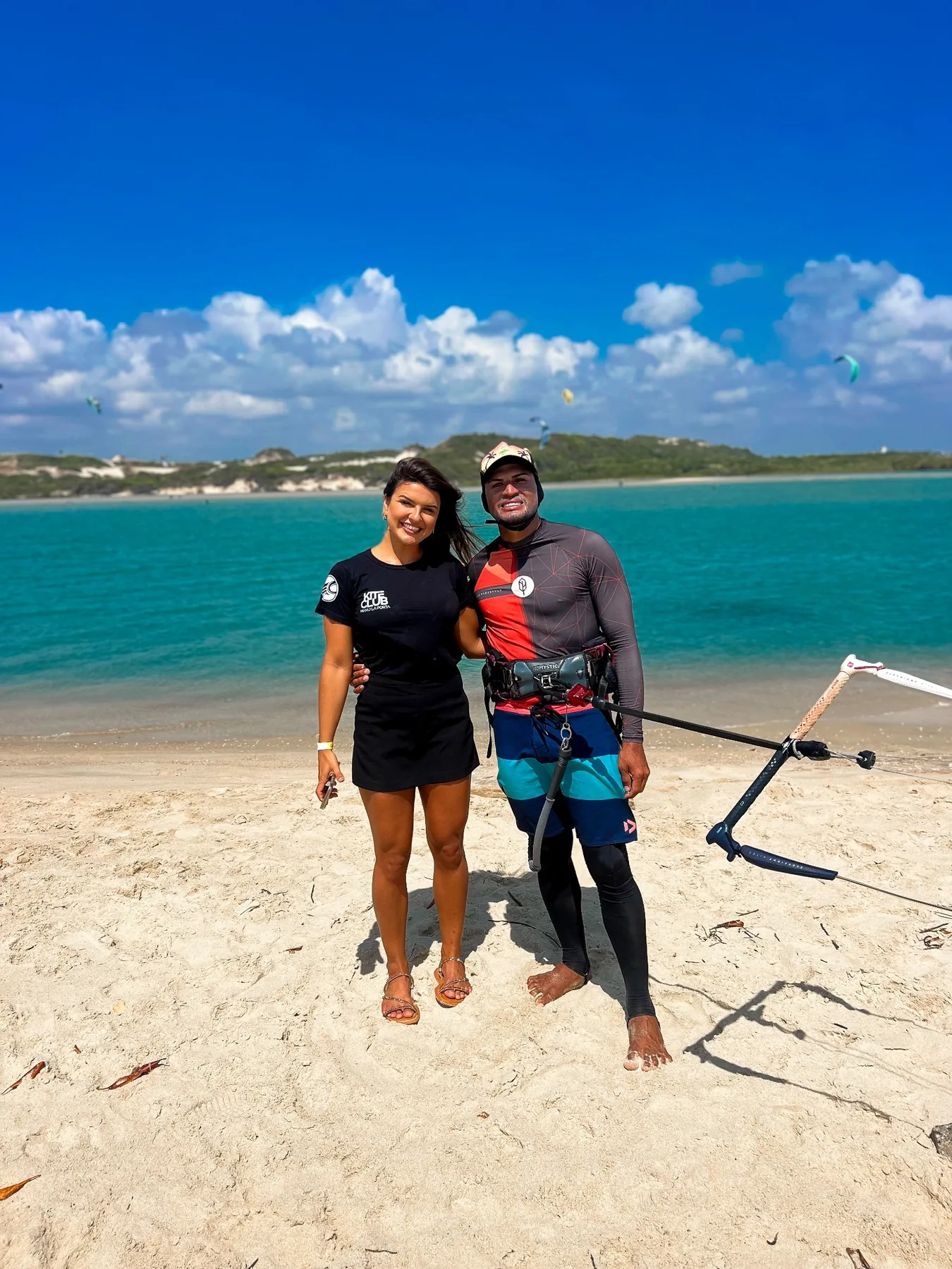 Kitesurfistas velejando no mar