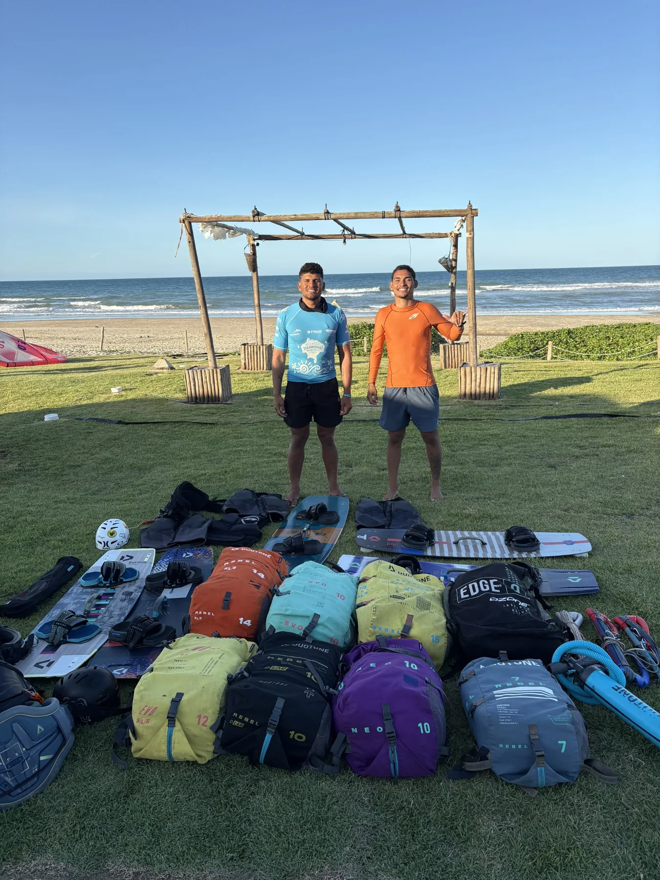 Praticante de kitesurf próximo à praia